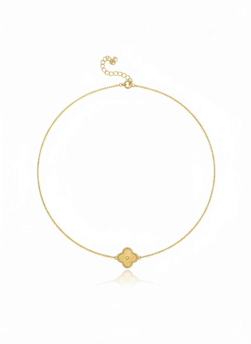 Collier doré avec chaîne extrêmement fine et trèfle