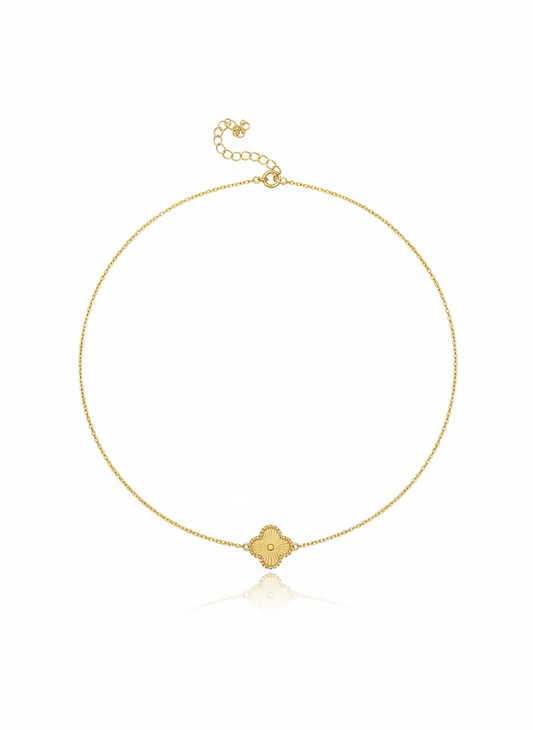 Collier doré avec chaîne extrêmement fine et trèfle